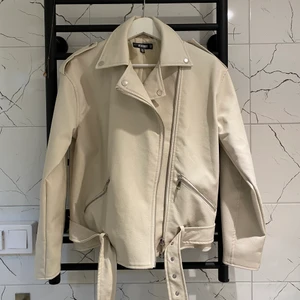 Skinnjacka  - Beige skinnjacka i oversized modell, så snyggt!