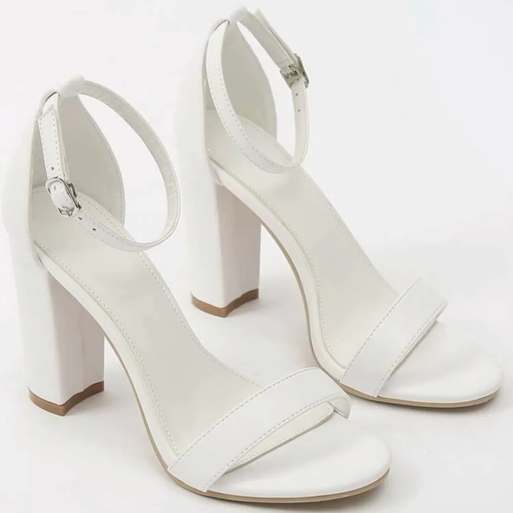 Söta vita klackskor som är helt nya, aldrig använda utan endast testade💓. Skor.