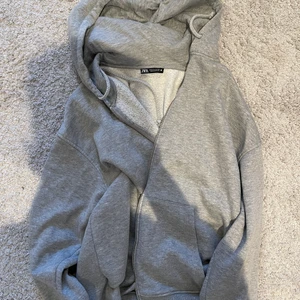 ❗️Grå ziphoodie från Zara❗️ - 💕Säljer denna ziphoodie då jag inte använder den längre. Den är i storlek M💕