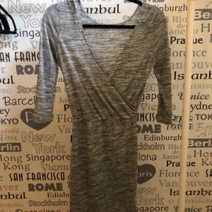 Omlott klänning - Omlott klänning (ligger uppe en likadan i svart) Passar en XS-S! Frakt tillkommer! (Fraktalternativet nedan stämmer inte)