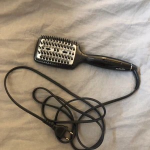 Värmeborste - Helt oanvänd värmeborste från Babyliss! Frakt tillkommer på 79-110kr (kollar upp vid intresse) (fraktalternativet nedan stämmer alltså inte)