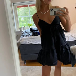 Zara poplinklänning - Säljer denna populära klänning från zara! Köpt förra sommaren och endast använd ett fåtal gånger. Justerbara band! Direktpris 450 kr💕