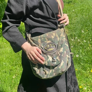 👑 Handväska 👑 - Snygg axelväska med lite slitage men annars jättefin 👑 Väldigt rymlig. 