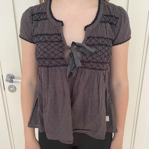 Jätte fin oddmolly topp - En sjukt fin odd molly topp som jag köpte second hand men som tyvärr inte passade mig. Den är fina detaljer! Det är storlekS och säljs för 180kr☺️