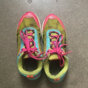 SALMING storlek 36-37 - Är lite förstörd fram men bra för idrott 