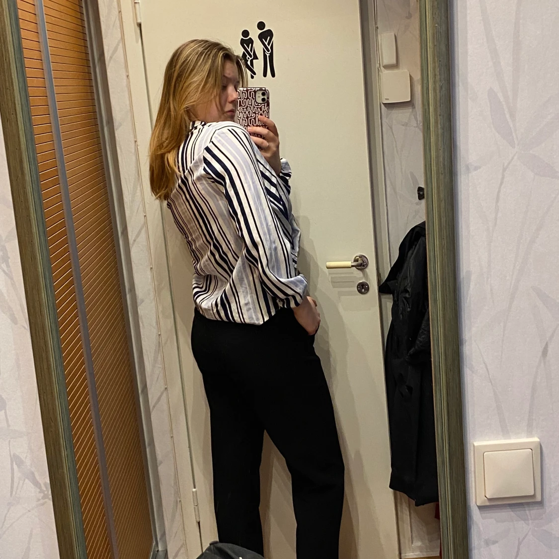 Blå och vit randig blus med urringning