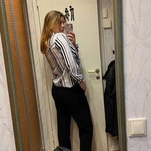 Blå och vit randig blus med urringning - En skitsnygg blåvit blus med urringning samt knapp vid bysten för mindre/mer urringning. Köpt i polen på butiken Reserved och passar tyvärr inte så bra på mig längre. Storlek 36. Köparen står för frakt