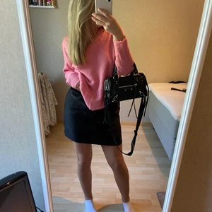 Stickad tröja  - Jätte fin rosa stickad tröja perfekt nu till sena sommarkvällar i topp skick därav att jag bara använt den 1 gång 