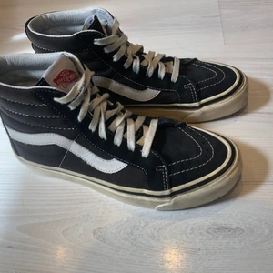 Vans SK8-HI - Höga svarta vans skor i storlek 39. Originalpris 800 kr. Ser något använda ut men är inte sönder eller något sådant. Säljer då de inte kommer till användning för 250 + frakt 66 kr. 