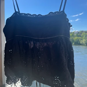 Zara topp - Säljer denna efterfrågade zara topp i svart, finns inte att köpa längre, skriv vid frågor!❤️