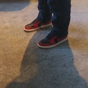 Jordan 1 low reverse bred  - Säljer mina 1 eftersom de inte kommer till användning. Väldigt lätt använda. De är köpta från stock x och box och kvitto finns. Kond: 9/10. Skriv för fler bilder eller frågor.  