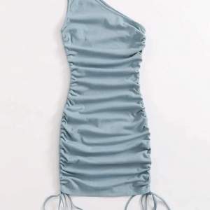 Jättefin blå klänning helt ny aldrig använt köpt för 99kr och säljer för 79kr storlek xs 