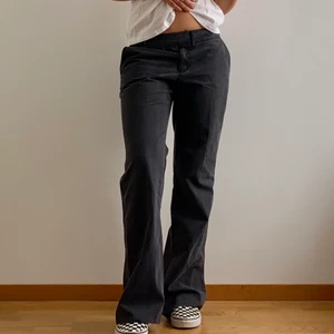 Grå Byxor - Världens snyggaste grå byxor i lite tunnare material, så passar perfekt till sommaren! Lågmidjade och utsvängda, sååå sköna🧡🌟🥰