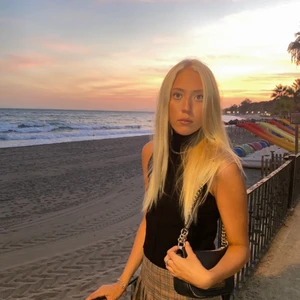 Fest topp - Säljer den sjukt stilrena topp som e svart med polokrage och bara ärmar, tröjan är från zara använd fåtal ggr så i väldigt bra skick! 💕