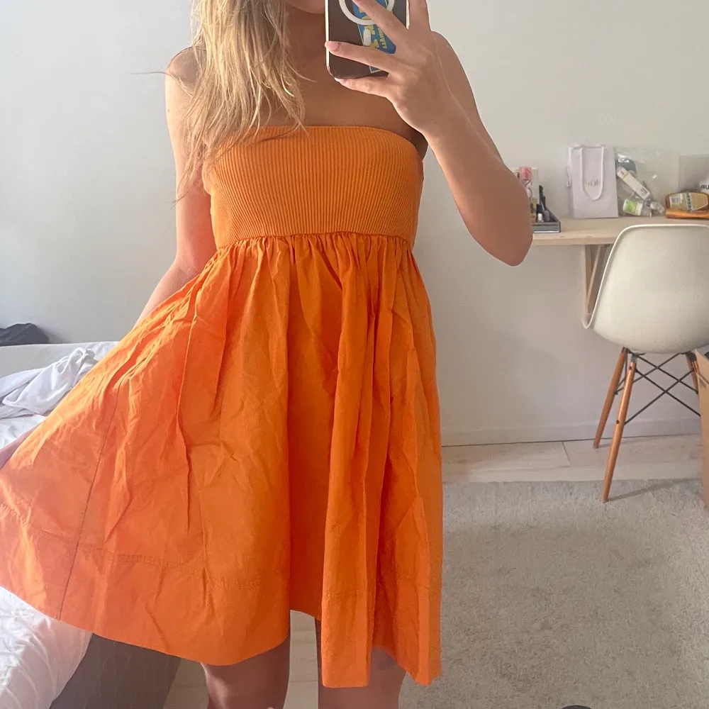 Jättesöt orange klänning från Zara. Lite skrynklig på bilderna men går att stryka såklart. 🧡. Klänningar.