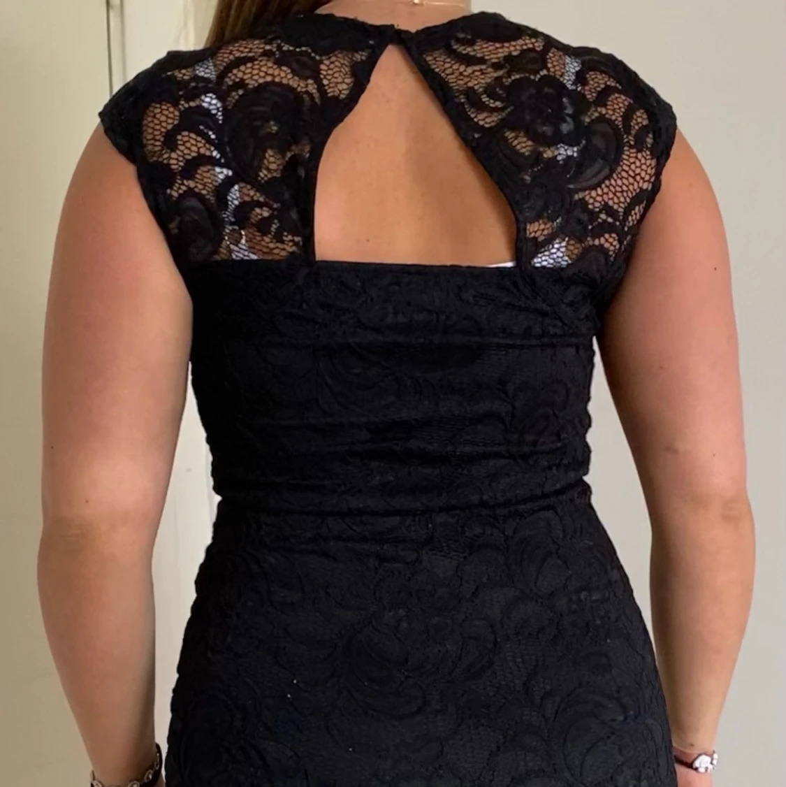 Svart spetsklänning - 90
