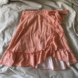 Kjol GinaTricot - Aprikos färgad kjol från Gina🤍