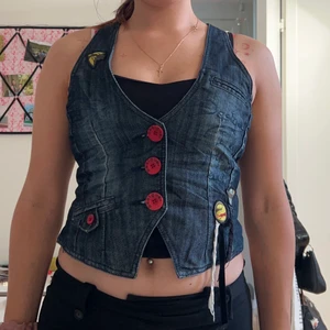 Desigual väst - Säljer detta fina Desugal väst köpt från Humana!❤️ Säljer på grund av att har för mycket kläder