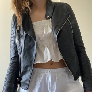 Skinnjacka från chiquelle - Köparen står för frakten. Priset kan sänkas vid snabbt köp. Hör av dig vid frågor🤗