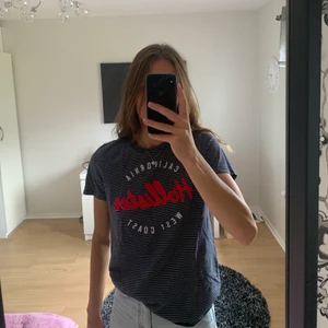 Hollister T-shirt  - Säljer denna fina hollister T-shirt, använd fåtal gånger. Väldigt bra skick!  Vid intresse tveka inte att kontakta!😍