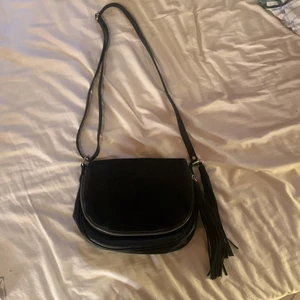 Läderväska från Kappahl  - Säljer denna läderväska för att den inte kommer till andvändning, pris 40kr