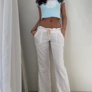 Roxy linnebycor - Jag funderar på att sälja mina Roxy linnnebyxor, då de inte kommer till användning. Använda 1-2 gånger. Skriv privat för mer bilder🌟