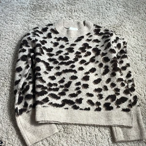 Stickad tröja💘 - Hej! Jag säljer denna stickade tröjan från H&M. Använd ett fåtal gånger. Tröjan är i bra skick! Tröjan är i storlek S men skulle säga att den passar till xs 💘Köparen står för frakt😊