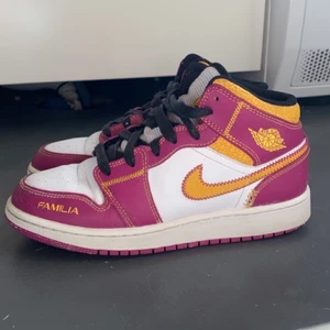 Air Jordan 1 Mid Dia de los Muertos - Säljer dessa Jordan 1s köpta från Restocks. Dem är i gott skick men använda. Storlek 37 1/2. Väldigt snygga och bekväma skor 💕🌸 Pris: 600 (+frakt 66kr) 