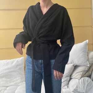 Knyttopp - Så cool tröja från Cos i storlek S! Går bra att knyta eller bara ha öppen då snöret är löst. 3 för 2 på allt jag säljer.