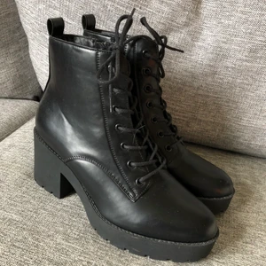 Boots med klack • strl 40 - Boots i konstläder med dragkedja för lättare på- och avtagning. Använda en gång så är i mycket fint skick.   Betalas gärna med swish. 