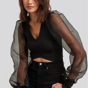 Na-kd - Säljer denna snygga blus/topp från na-kd. Stretchig topp, så skulle nog säga att den passar S också.