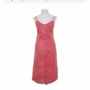 Lång klänning rosa  - Jättefin, Lång klänning från Hennes. Säljer eftersom jag köpte 2 liknande!
