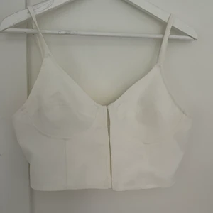 Zara topp  - En gullig topp från zara som aldrig är använd, den har krokar som man stänger tröjan med framtill. 