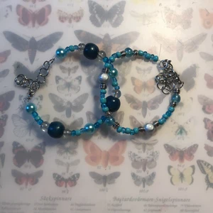 Armband  - Två stycken blå/turkos armband i ett set, som inte kan säljas separat. Maxlängden hos båda ligger omkring 22cm. Om du önskar att jag ska lägga till/ta bort några länkar är det bara att säga till :)