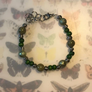 Armband - Ett grönt armband som jag gjort själv. Maxlängden är 20cm. Om du önskar att jag ska lägga till/ta bort några länkar är det bara att säga till :) Tre pärlor är halvädelstenar.