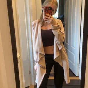 vero moda kofta - säljer denna vår koftan från vero moda då den ej kommer till användning🤍🤍