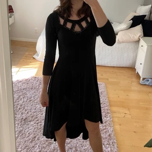 Långklänning Chiara Forthi - Finklänning i elastiskt material, superskön att dansa i t.ex. Perfekt till ett par snygga klackar. Har inte kommit till användning så mycket så nu säljer jag den istället💕