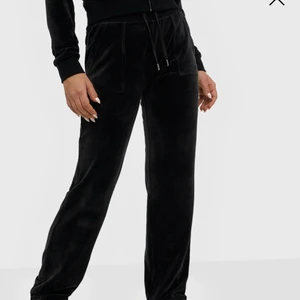 Juicy couture - Söker byten har börjat tröttna på mina svarta juicy byxor och vill ha gröna nån som skulle kunna tänka dig byta?  Dom är storlek xs men jag vill ha storlek S