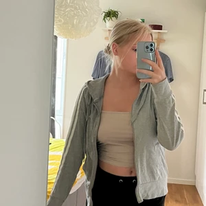 Adidas hoodie stl.38 - En grå adidas kofta. Gammal men I bra skick och sitter bra.