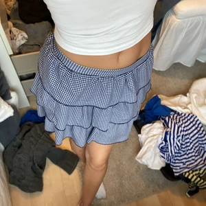 Kjol - Otroligt fin kjol från zara, säljer då den inte kommer till användning Den är lite noppig som man kan se på bild 3 men inget som märks