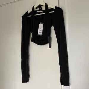 OANVÄND topp från NA-KD  - Från NA-KD x Ida Zeile, kommer också lägga upp kjolen på en annan annons som är till denna topp! Denna köptes för 299kr
