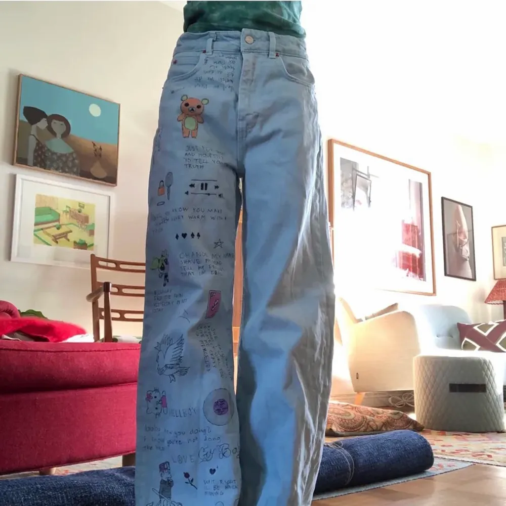 ett par jeans som jag själv har ritat på med typ peep, hello kitty mm. skriv om ni vill se mer bilder på trycken!! kan tvättas i max 60 grader. de passar perfekt i längden på mig som är runt 160. Jeans & Byxor.