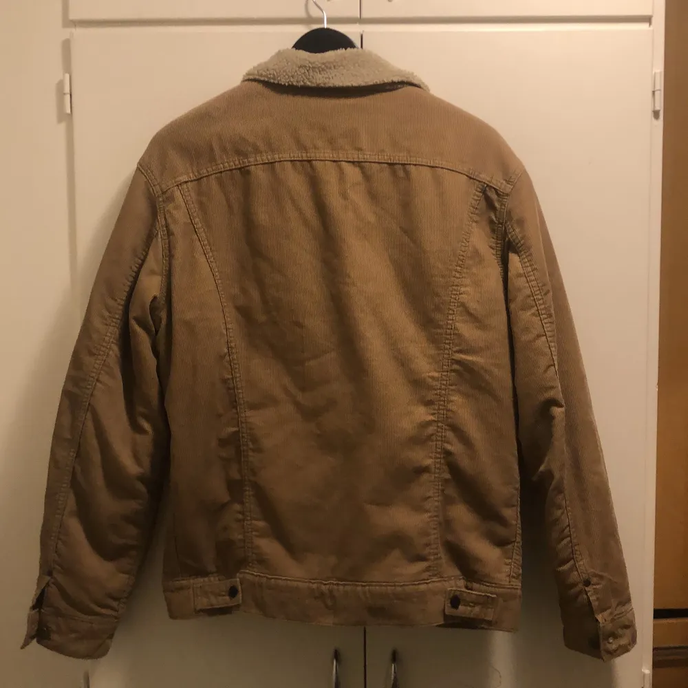 Vintage Lee jeans corduroy Storm rider jacket with little to no flaws. Perfect to have a ready for early autumn. Eny other questions feel free to dm. Jackor.