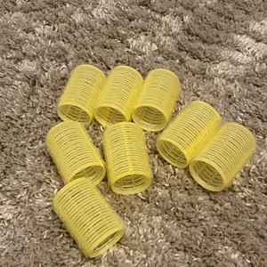 Papilotter  (stav) - Säljer 14st papiljotter (stav) helt oanvända köptes för 100kr säljer för 50kr frakten igår inte i priset 💕