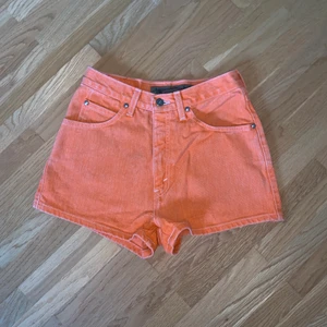 levis shorts  - orange levis 900 series shorts !! storlek 3 - vet inte vad det innebär men säg ca stl S 