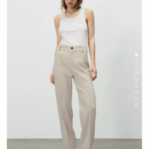 Beiga kostymbyxor - Beiga kostymbyxor med prislappen på. Full längd. Fler bilder kan skickas om så önskas 😃