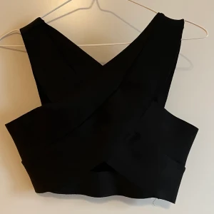Unik Croptop  - Croptop endast använd en gång, säljes pga flytt. Storlek M, passar även S. 