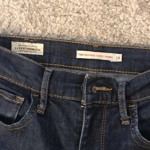 Levis jeans  - Jätte fina Skinny jeans från levi’s. St 24/30, använda ett par gånger men i fint skick. Köpta på zarlando för ca 800kr. Försmå för mig därför kunde jag ej sätta på dom och ta bild! 