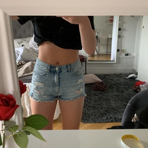 Jeansshorts, Zara, strl 36 - Använda ett par gånger men i bra kvalitet.