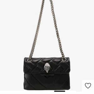 Kurt Geiger Väska  - Säljer min kurt geiger väska då den inte kommer till användning längre, den är köpt förra sommaren men användes bara i några månader så den är i bra skick förutom lite skinn som lossnat på baksidan. Skriv om ni har frågor eller om ni vill ha fler bilder!!